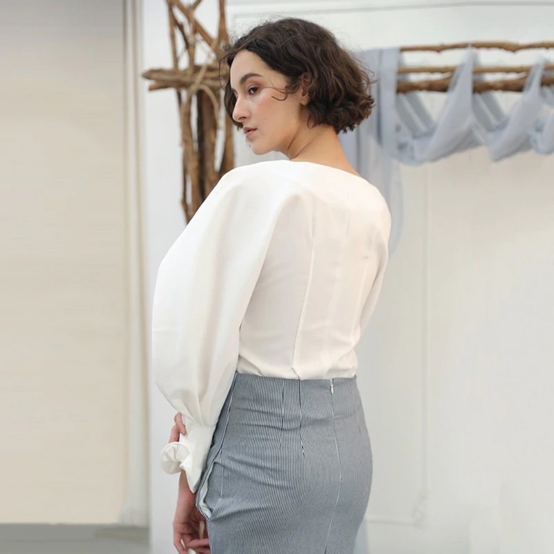 Women's Polyester V-Neck Lantern-Sleeved Slim Blouse