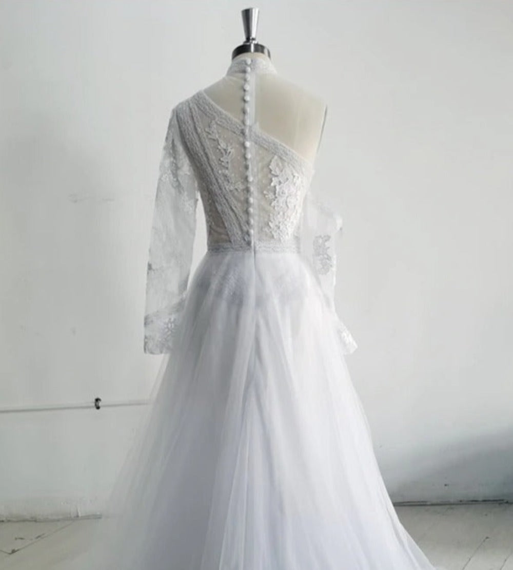 Women's Long Sleeved White Appliques Lace Wedding Dress